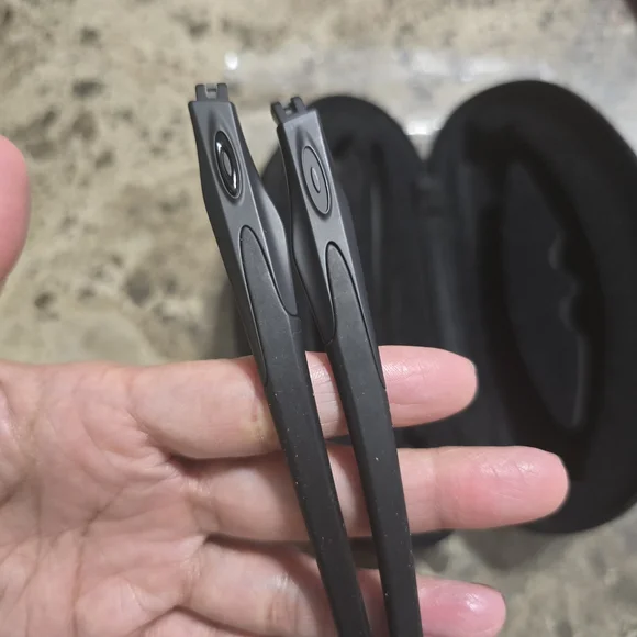 Oakley Hard Shell Glasses Case + Spare Temple Arms (Crosslink Series) - Picture 2 of 4